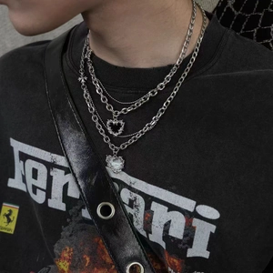 Détail du collier gothique multicouche avec cœur épineux et pendentif en nacre véritable