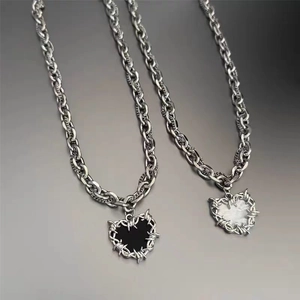 Collier cœur punk Y2K avec détails de barbelés et pendentifs en nacre élégants