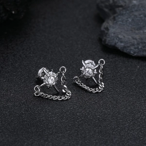 Orecchini a stella d'argento con catena pendente e zircone bianco dallo stile gothic