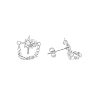 Dettaglio orecchini a stella con zircone e catena cubana pendente in stile punk