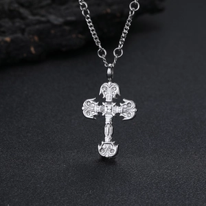 Collier avec pendentif croix gothique argentée en acier inoxydable et cristaux