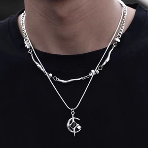 Collier double couche en acier titane avec pendentif étoile et pierre précieuse noire polie