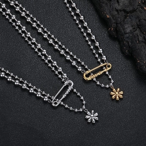 Ensemble collier chaîne à perles punk avec épingle argentée et pendentif marguerite