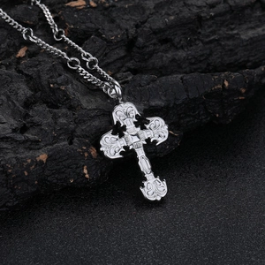 Collier avec pendentif croix flamme argentée gothique avec gravure en relief vintage