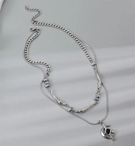 Détails du collier double couche étoile avec pierre noire et chaîne argentée polie