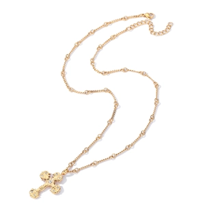 Détail du pendentif croix flamme dorée avec strass scintillants et fermoir mousqueton