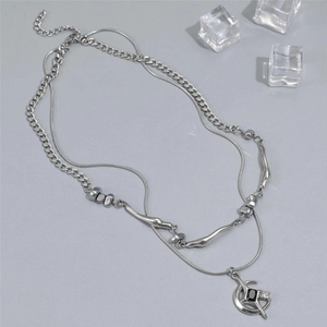 Collier double rang avec pendentif lune et pierre noire en acier titane argenté élégant