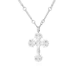 Détail du pendentif croix en argent avec gravure baroque et zircons brillants incrustés