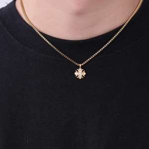 Collana hip hop con ciondolo a croce di giglio ghiacciato e catena a scatola oro da uomo