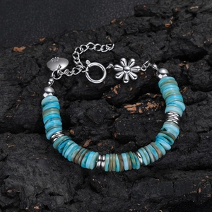 Bracciale retrò con perline turchesi, ciondolo a fiore e catena regolabile in acciaio