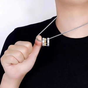 Collana in acciaio al titanio con pendente a cilindro rotante e numeri romani da uomo