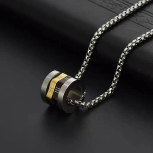 Collana in acciaio al titanio con ciondolo a cilindro rotante e numeri romani