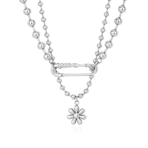 Détail du collier double rang à perles argentées avec crochet épingle et pendentif fleur