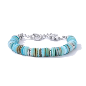 Dettaglio del bracciale con perline di conchiglia blu e chiusura a moschettone in argento