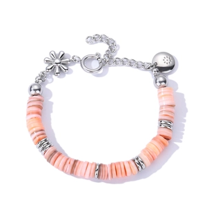 Bracciale di perle rosa in conchiglia con fiore in acciaio titanio e catena regolabile