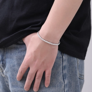 Vista dettagliata di un bracciale tennis in argento con zirconi tondi scintillanti al polso