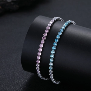 Bracciale tennis con zirconi sfumati rosa e blu su una montatura in argento lucido