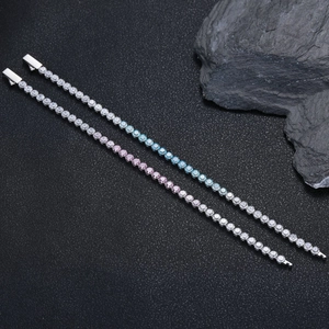 Vista macro dei braccialetti tennis in zircone colorato con placcatura argento e chiusura