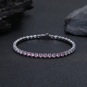 Vista macro del bracciale tennis con zirconi rosa, metallo argento e chiusura sicura