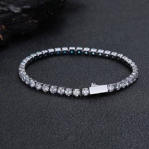 Dettaglio del bracciale tennis argento con zirconi alternati blu e trasparenti