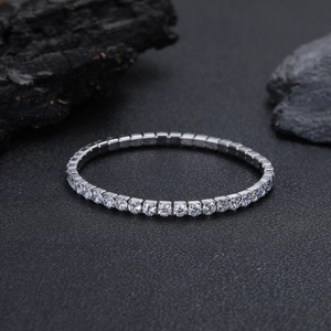 Dettaglio del bracciale tennis argento con zirconi verdi incastonati con quattro punte