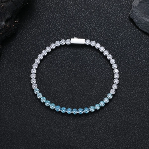Dettaglio del bracciale tennis in argento con pietre di zircone blu sfumate e chiare