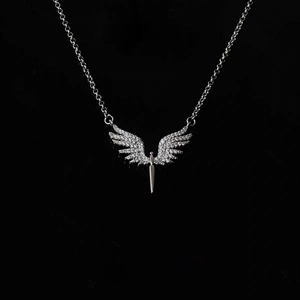 Collier en acier titane avec ailes d'ange et pendentif poignard serti de zircons blancs