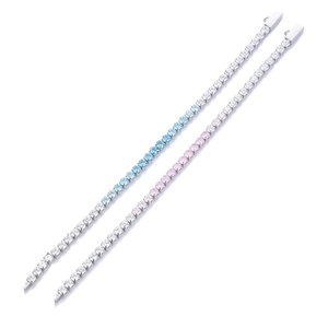 Dettaglio del bracciale tennis con zirconi sfumati blu e rosa su catena in argento