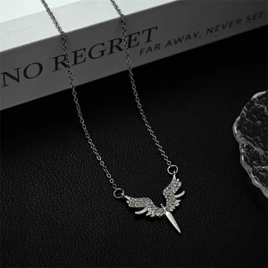 Gros plan du pendentif épée aile d'ange en argent avec zircons brillants sur socle noir