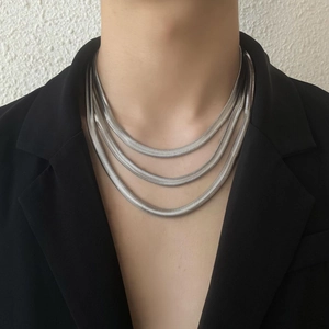 Drelagige Schlangenknochenkette aus silbernem Titanstahl für Damen und Herren