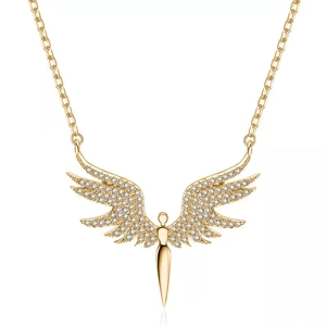 Vue détaillée du pendentif ailes d'ange doré serti de cristaux scintillants