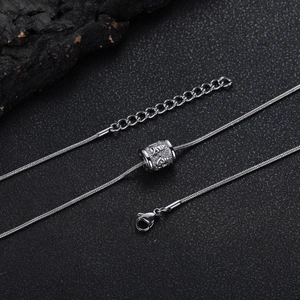Collier chaîne serpent argentée vintage avec pendentif mantra gravé pour hommes