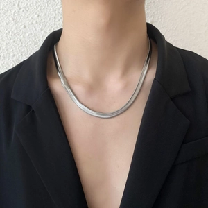 Nahaufnahme einer silbernen Schlangenkette aus Titanstahl am Hals eines Models getragen