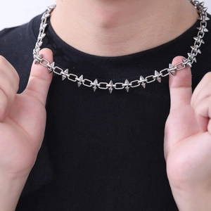 Détail du bracelet punk en acier titane argenté avec rivets coniques et maillons