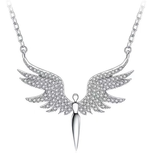 Collier pendentif ailes d'ange en argent avec zircons blancs sur fond blanc épuré