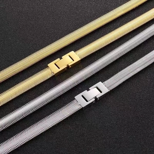 Elegante goldene und silberne Schlangenkette mit minimalistischem Faltverschluss für den Alltag