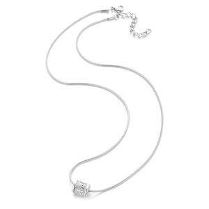 Détail d'une chaîne serpent argentée avec pendentif cylindre vintage et fermoir mousqueton
