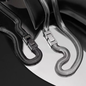 Detailaufnahme einer flachen schwarzen Schlangenkette mit modernem Industrieklappverschluss