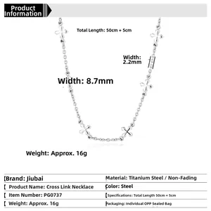 Dettaglio della collana a croce con dimensioni di 50cm di lunghezza e 2,2mm di spessore