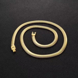 Detailaufnahme einer goldenen flachen Schlangenkette mit feiner Metalltextur
