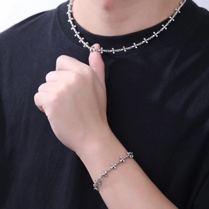 Set collana e bracciale a catena con croce a quadrifoglio in acciaio inox argento