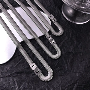 Detailaufnahme der silbernen flachen Schlangenkette mit industriellem Metallverschluss