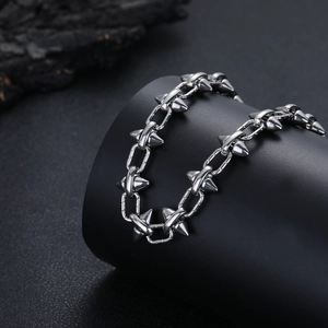 Collier en acier inoxydable style punk avec pointes coniques pour un look gothique audacieux