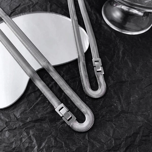 Elegante Schlangenkette aus Titanstahl mit Hochglanzfinish und sicherem quadratischem Verschluss