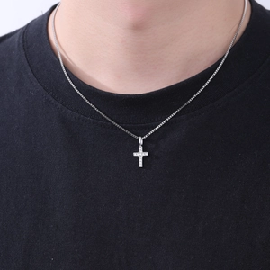 Collana con ciondolo a croce in acciaio al titanio argento con zirconi micro-pave brillanti