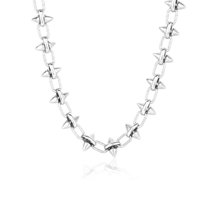 Détails macro d'un collier en acier titane argenté avec rivets de style punk industriel