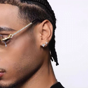 Boucles d'oreilles trèfle étincelantes en acier titane avec zircon pour hommes et femmes