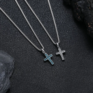 Collane in acciaio al titanio con mini croci e zirconi blu e trasparenti brillanti