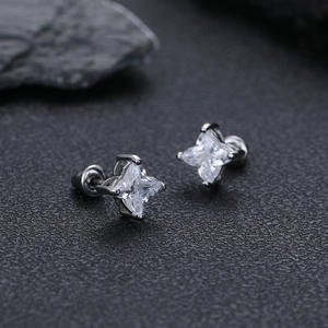 Gros plan de boucles d'oreilles en acier titane en forme d'étoile avec zircon cubique