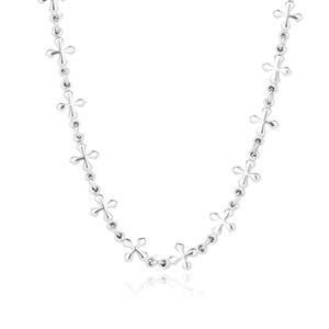 Dettaglio macro della collana d'argento con maglie a stella a quattro punte e finitura lucida